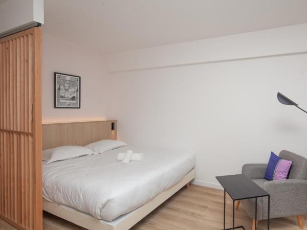 FINESTATE Coliving Champs-Elysées : photo 6 de la chambre suite junior avec balcon