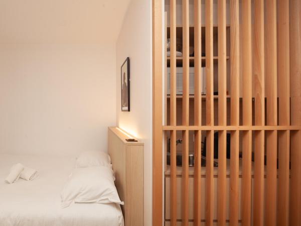 FINESTATE Coliving Champs-Elysées : photo 10 de la chambre appartement avec balcon