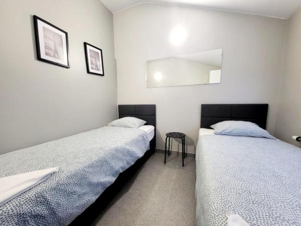 Grey Poznań Pokój z łazienką , Darmowy parking, Zameldowanie Bezobsługowe : photo 1 de la chambre chambre lits jumeaux avec salle de bains privative