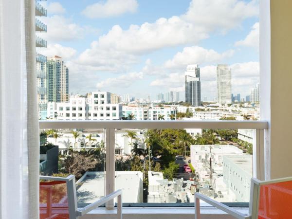 Marriott Stanton South Beach : photo 2 de la chambre chambre avec 2 lits doubles et balcon - vue sur ville