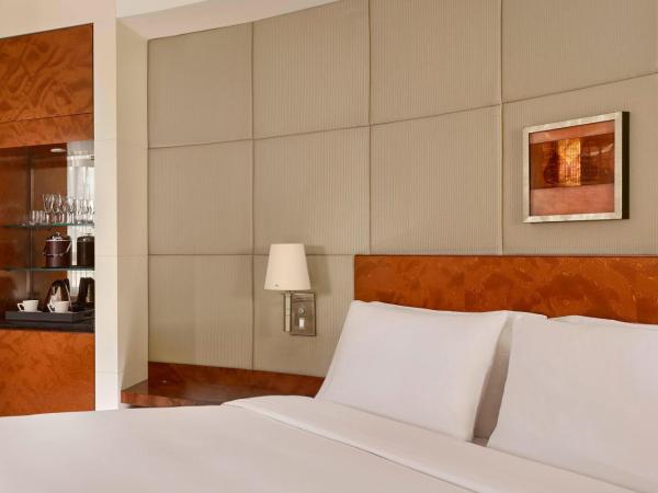 The Park Tower Knightsbridge, a Luxury Collection Hotel, London : photo 4 de la chambre chambre lit king-size classique