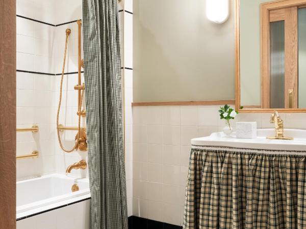 Palihouse Hyde Park Village : photo 7 de la chambre chambre lit king-size avec douche accessible en fauteuil roulant - adaptée aux personnes à mobilité réduite