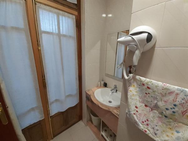 Uría 25 rooms : photo 5 de la chambre chambre double avec salle de bains privative