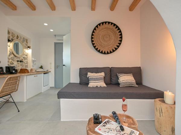 Naxos Finest Hotel & Villas : photo 6 de la chambre deluxe suite with pool view & private hot tub