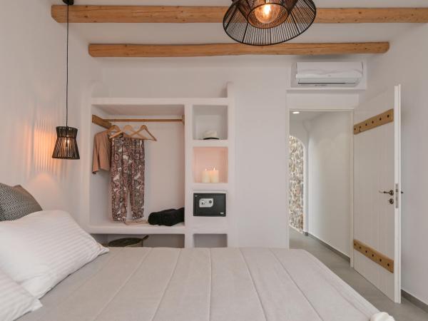 Naxos Finest Hotel & Villas : photo 10 de la chambre superior suite with pool view & private hot tub