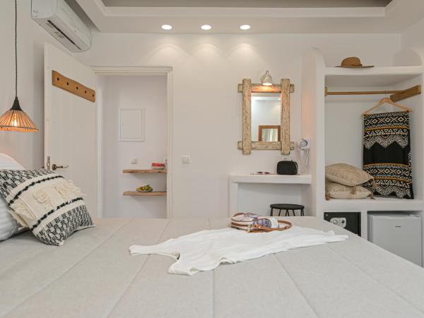 Naxos Finest Hotel & Villas : photo 9 de la chambre superior suite with pool view & private hot tub