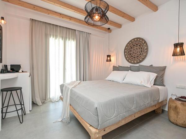 Naxos Finest Hotel & Villas : photo 8 de la chambre superior suite with pool view & private hot tub