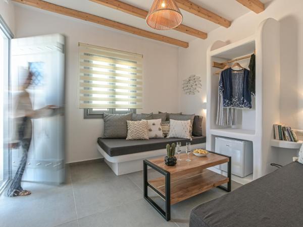 Naxos Finest Hotel & Villas : photo 5 de la chambre superior suite with pool view & private hot tub