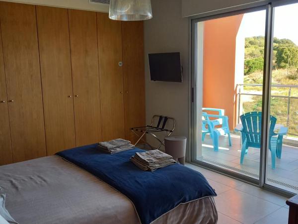 Suite avec 2 chambres d'hôtes pour 1 à 4 personnes avec terrasse, vue mer, parking privé, proche port et aéroport : photo 3 de la chambre suite lit queen-size – vue sur mer