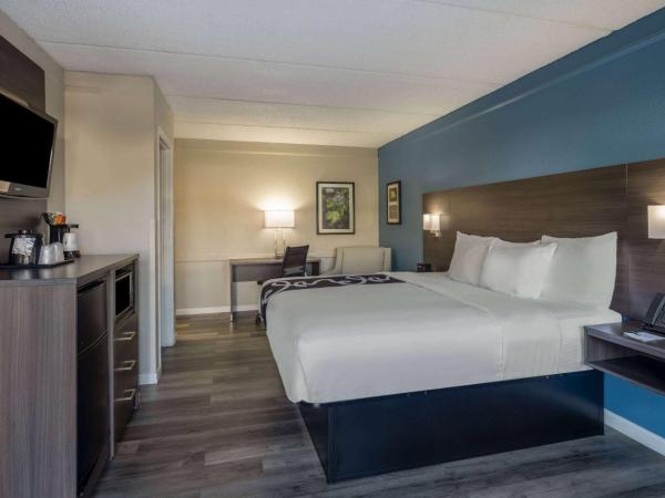 La Quinta Inn by Wyndham Sacramento North : photo 1 de la chambre chambre lit king-size