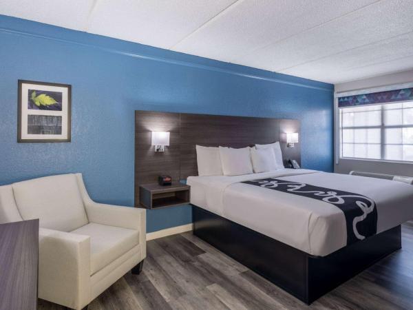 La Quinta Inn by Wyndham Sacramento North : photo 2 de la chambre chambre lit king-size