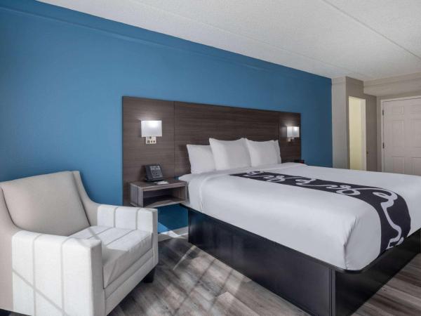 La Quinta Inn by Wyndham Sacramento North : photo 3 de la chambre chambre lit king-size deluxe - non-fumeurs