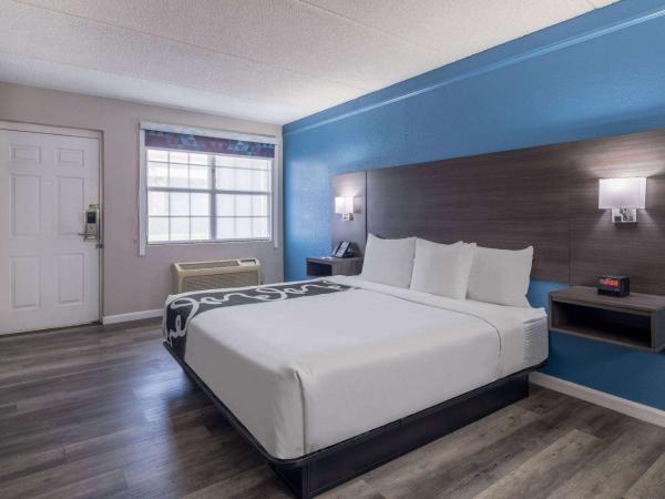 La Quinta Inn by Wyndham Sacramento North : photo 2 de la chambre chambre lit king-size avec baignoire - adaptée aux personnes à mobilité réduite - non-fumeurs