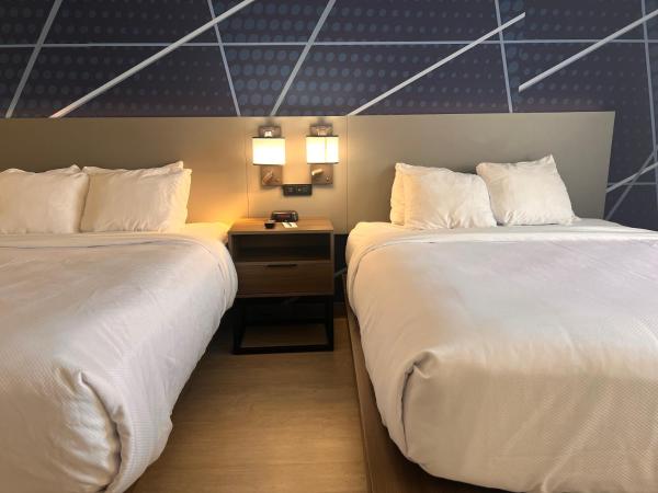 Comfort Suites Louisville Airport : photo 9 de la chambre suite avec 2 lits queen-size - accessible aux personnes à mobilité réduite - non-fumeurs