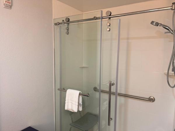 Comfort Suites Louisville Airport : photo 8 de la chambre suite avec 2 lits queen-size - accessible aux personnes à mobilité réduite - non-fumeurs