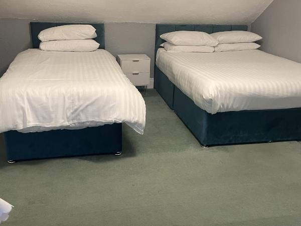 Emerald Residence : photo 1 de la chambre chambre triple basique avec salle de bains commune