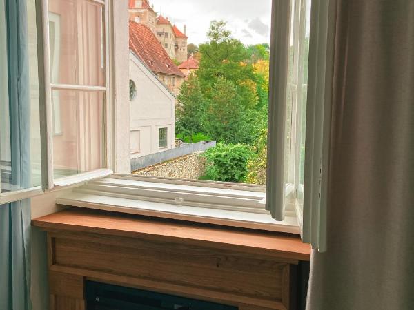 Wellness Pension Ametyst : photo 2 de la chambre suite lit king-size de luxe avec vue sur le château