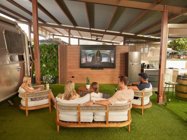 Brisbane Holiday Village : photo 4 de la chambre airstream caravan glamping