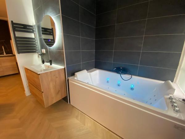 L'Escale Appartements et Suites en bord de Mer : photo 5 de la chambre suite deluxe avec baignoire spa