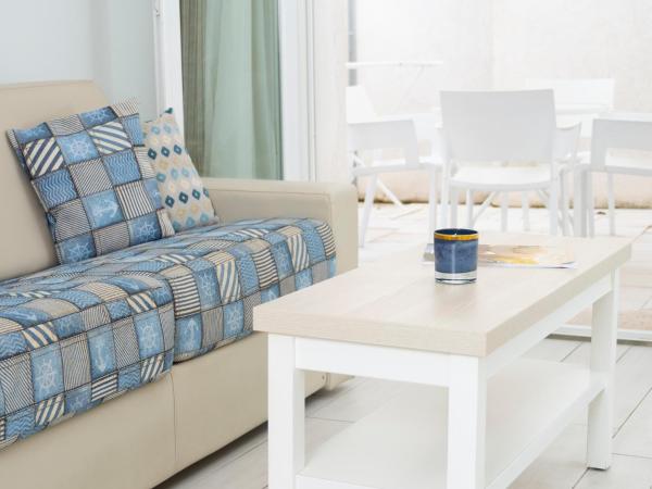 Hotel La Ciotat - A deux pas de l'eau : photo 4 de la chambre appartement supérieur 1 chambre avec terrasse