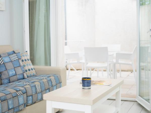 Hotel La Ciotat - A deux pas de l'eau : photo 3 de la chambre appartement supérieur 1 chambre avec terrasse