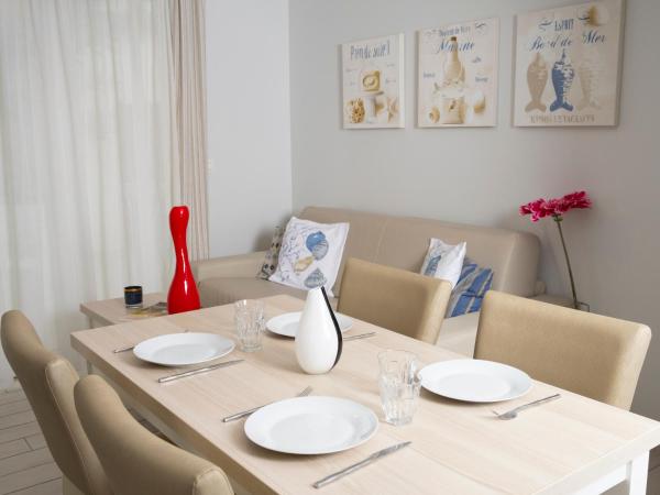 Hotel La Ciotat - A deux pas de l'eau : photo 9 de la chambre appartement 1 chambre avec terrasse