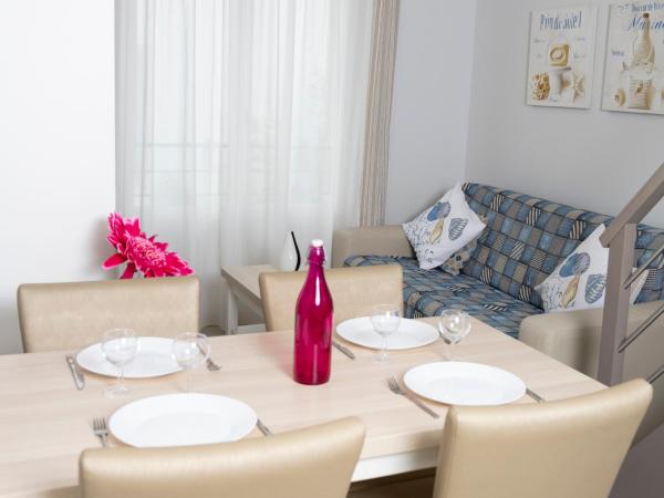 Hotel La Ciotat - A deux pas de l'eau : photo 5 de la chambre appartement 2 chambres en duplex - nerina