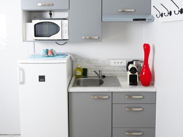 Hotel La Ciotat - A deux pas de l'eau : photo 10 de la chambre appartement 2 chambres en duplex - nerina