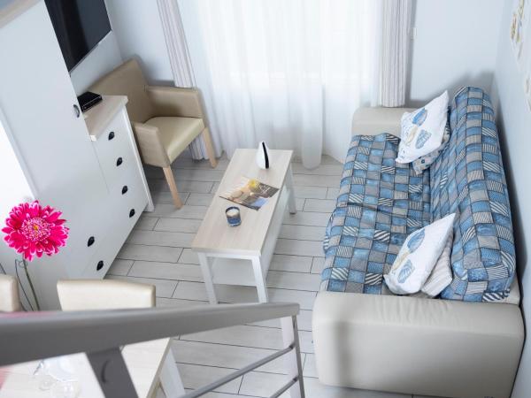 Hotel La Ciotat - A deux pas de l'eau : photo 1 de la chambre appartement 2 chambres en duplex - nerina