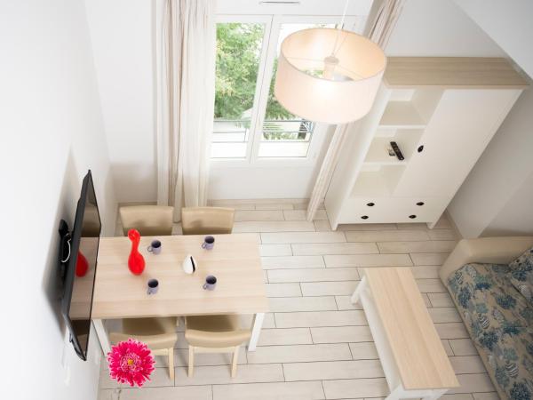 Hotel La Ciotat - A deux pas de l'eau : photo 5 de la chambre appartement 2 chambres en duplex - leina