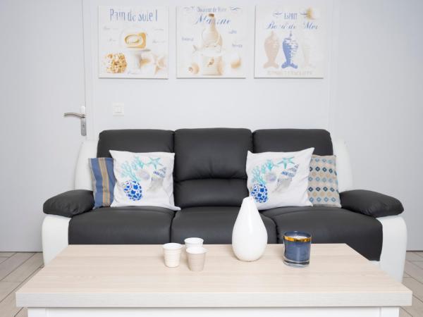 Hotel La Ciotat - A deux pas de l'eau : photo 5 de la chambre appartement 2 chambres en duplex avec terrasse - vue sur mer