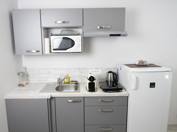 Hotel La Ciotat - A deux pas de l'eau : photo 10 de la chambre appartement 1 chambre - vue sur mer