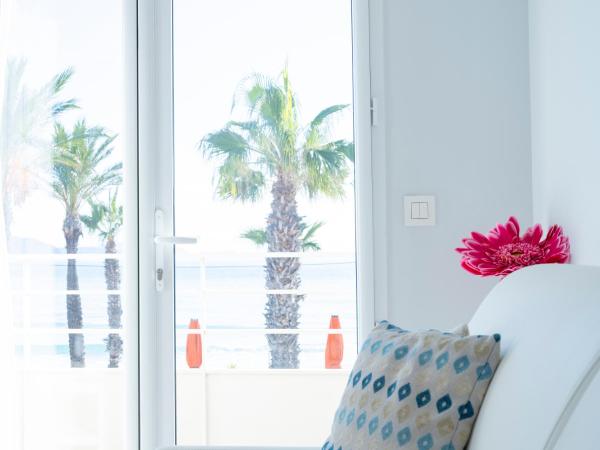 Hotel La Ciotat - A deux pas de l'eau : photo 5 de la chambre appartement 1 chambre avec balcon et vue sur mer