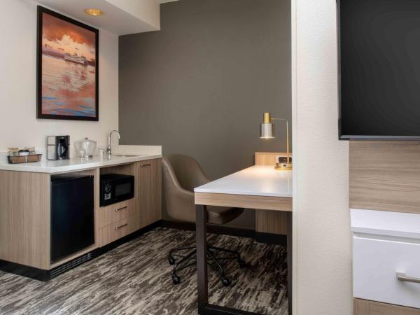 SpringHill Suites Seattle Downtown : photo 5 de la chambre suite avec 2 lits queen-size et canapé-lit