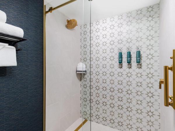 DoubleTree by Hilton Charlotte City Center : photo 8 de la chambre chambre lit king-size deluxe