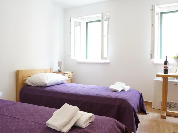 Guest house Jere Old Town : photo 3 de la chambre chambre double ou lits jumeaux avec lit d'appoint