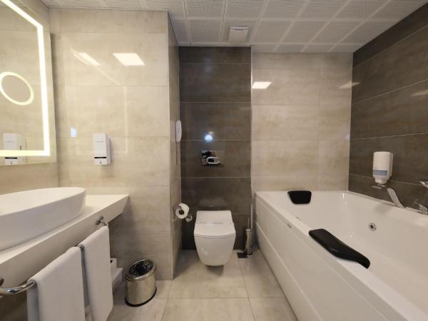 Best Western Plus Khan Hotel : photo 10 de la chambre suite 1 chambre lit king-size avec bain à remous et canapé-lit - vue sur mer - non-fumeurs