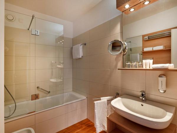 H4 Hotel Arcadia Locarno : photo 2 de la chambre chambre double de luxe - vue sur lac