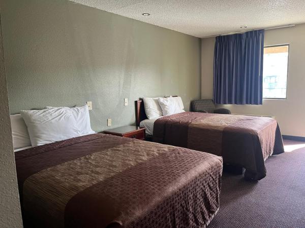 Hallmark Inn and Suites : photo 2 de la chambre chambre double avec 2 lits doubles