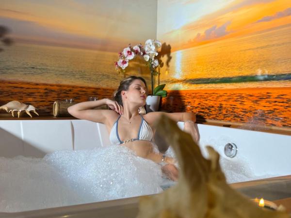 Dream & Relax Villa Fiore : photo 9 de la chambre suite lit queen-size avec baignoire spa