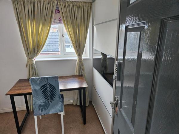 Queens Rooms, a Perfect Stay, Next to Shopping Parks and Central Manchester : photo 1 de la chambre chambre double avec salle de bains commune