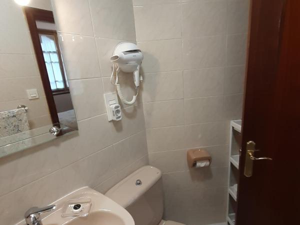 Uría 25 rooms : photo 4 de la chambre chambre simple avec salle de bains privative