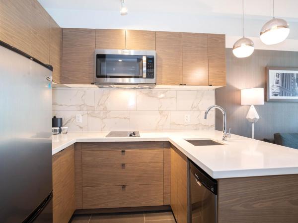 Sandman Signature Calgary Airport Hotel : photo 6 de la chambre signature suite, 1 king bed, sofa bed, kitchen