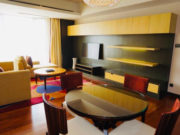 The Sandalwood Beijing Marriott Executive Apartments : photo 6 de la chambre large one-bedroom apartment + 116㎡ + private bedroom + private living room + open-plan kitchen + laundry room + complimentary high-speed internet