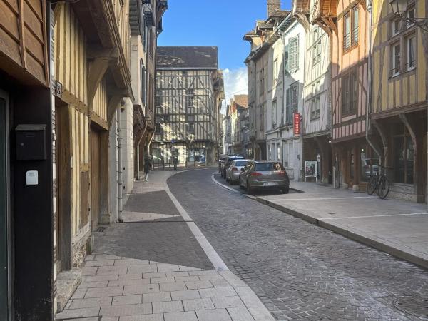 Chambre dans maison originale en centre ville : photo 10 de la chambre chambre double