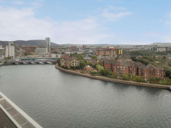 Hilton Belfast : photo 8 de la chambre suite exécutive lit king-size