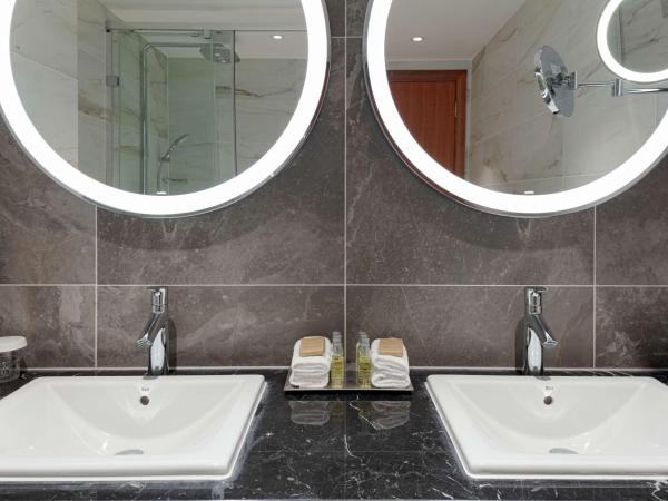 Hilton Belfast : photo 4 de la chambre junior king suite with executive lounge and view