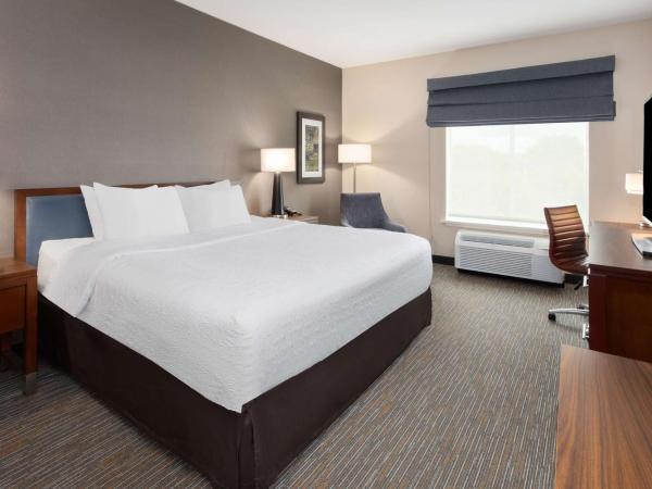 Hampton Inn by Hilton Nashville Airport Century Place : photo 1 de la chambre king room with microwave and fridge