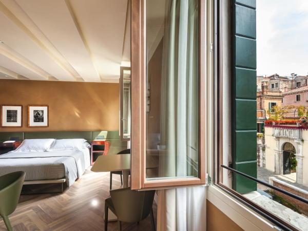 Liassidi Wellness Suites : photo 7 de la chambre suite lit queen-size avec bain turc - vue sur canal