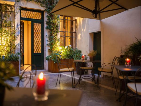 Liassidi Wellness Suites : photo 7 de la chambre suite lit queen-size avec bain turc - vue sur jardin